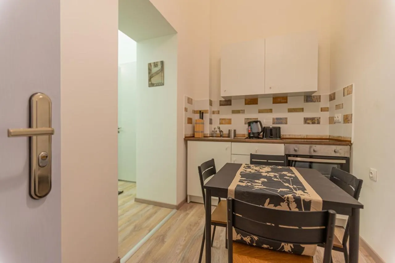 Downtown Studio Flat In Budapest, Mona